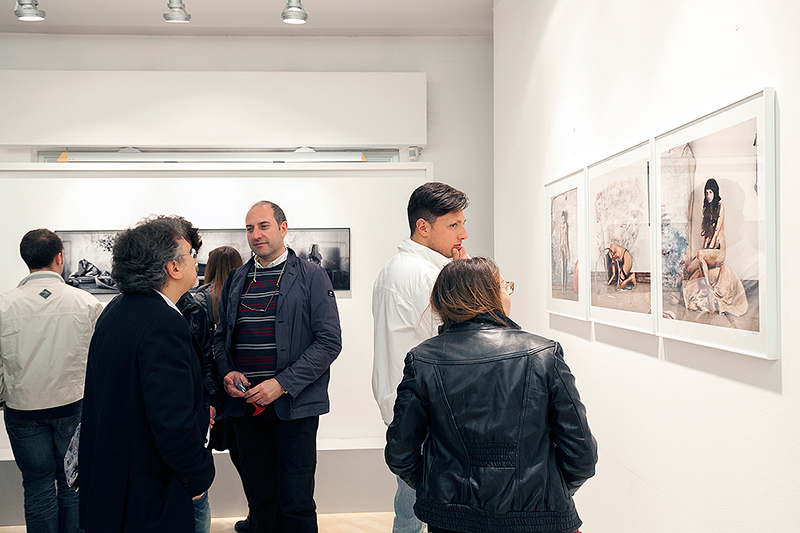Opere di Darren Holmes, sullo sfondo opere di Daniele Cascone - Foto 4 di 9